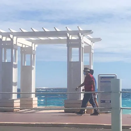 Grand Zen à Côté De La Promenade Des *